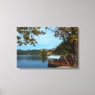 Lienzo Barcos turísticos en el lago Bled en otoño