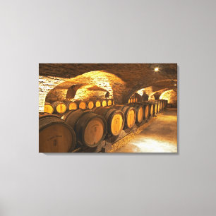 Lienzo barriles de roble en el sótano en Domaine Comte