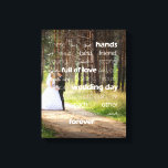 Lienzo Bendición para el Personalizado Boda de manos. Fot<br><div class="desc">Añade tu propia foto a este hermoso lienzo envuelto con el poema de la Bendición de las Manos. Acá, la primera línea ("Estas son las manos de tu mejor amigo... ") está escrita en un estilo tipográfico moderno en blanco, sobre tu foto personalizado. Este es un hermoso recuerdo personalizado de...</div>