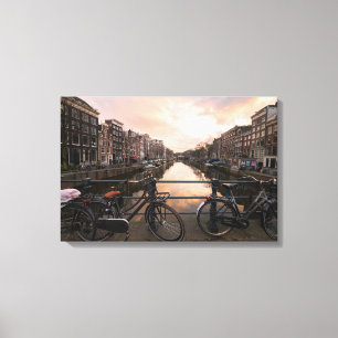 Lienzo Bicicletas al atardecer en Amsterdam