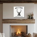 Lienzo Bienvenida del venado blanco negro rústico<br><div class="desc">Este signo es simple en su diseño, pero es una declaración por sí sola. El signo tiene un fondo blanco suave, con un diseño negro suave. El texto se asemeja a los trazos de pincel de pintura para un aspecto vintage. Personalízalo con tu apellido. Perfecto para cabaña o campo, así...</div>