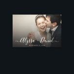 Lienzo Boda de nombres de guiones modernos y personalizad<br><div class="desc">Celebra tu historia de amor con este elegante lienzo fotográfico Boda personalizado, que incluye tu foto favorita, nombres de escritura modernos y fecha boda. Diseñado tanto para una bonita decoración de bodas como para una decoración de hogar, este amplio lienzo es una adición atemporal a cualquier espacio. Perfecto para exhibirlo...</div>