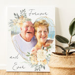 Lienzo Boda dorado en forma de corazón foto para siempre<br><div class="desc">Lienzo fotográfico personalizado que muestra tu foto favorita en un marco dorado geométrico en forma de corazón. El marco está decorado con flores de color agua y crema. Está escrito con la frase "para siempre y para siempre" en un elegante guión informal escrito a mano en un fondo blanco neutro...</div>
