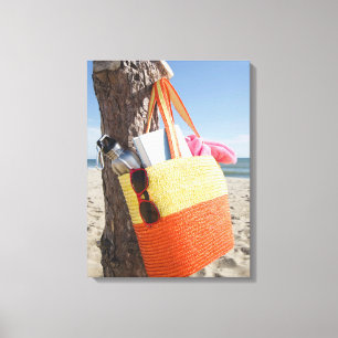 Lienzo Bolso que cuelga en tronco de árbol en la playa d