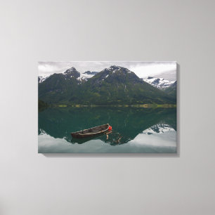 Lienzo Bote de remos viejo con la reflexión de la monta