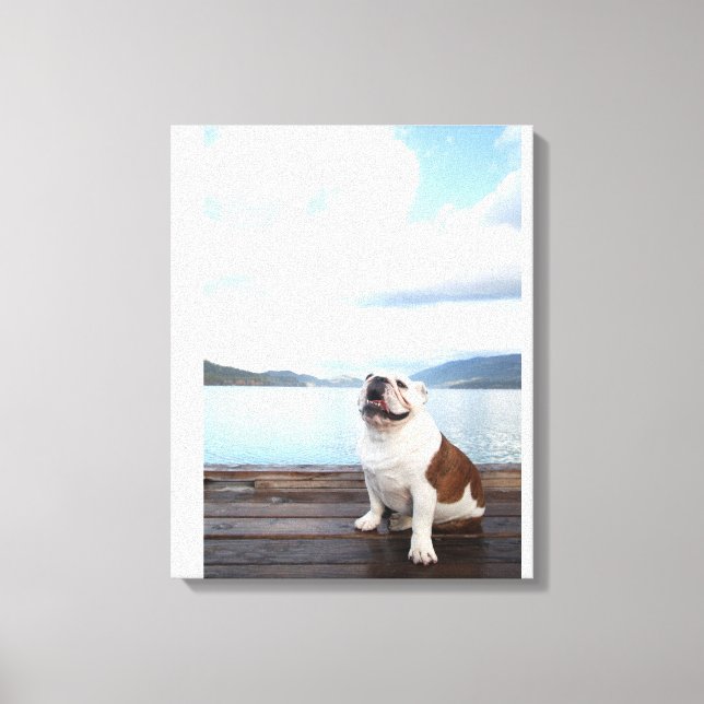 Lienzo bulldog feliz sentado en cubierta cerca del lago (Anverso)
