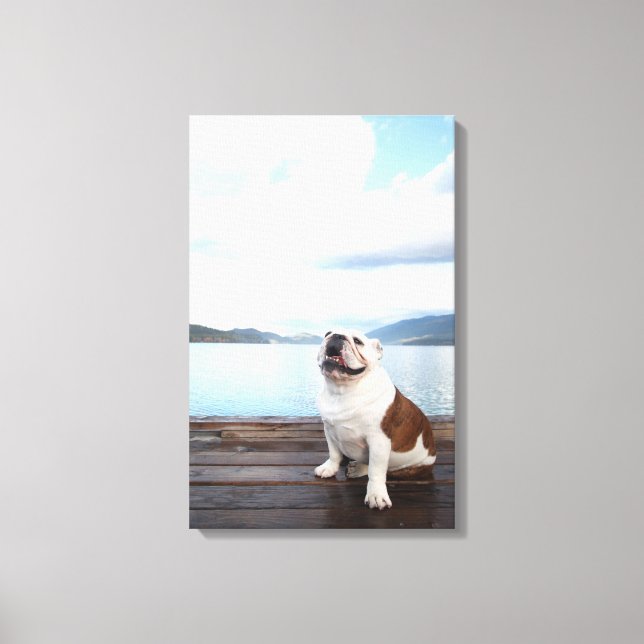 Lienzo bulldog feliz sentado en cubierta cerca del lago (Anverso)