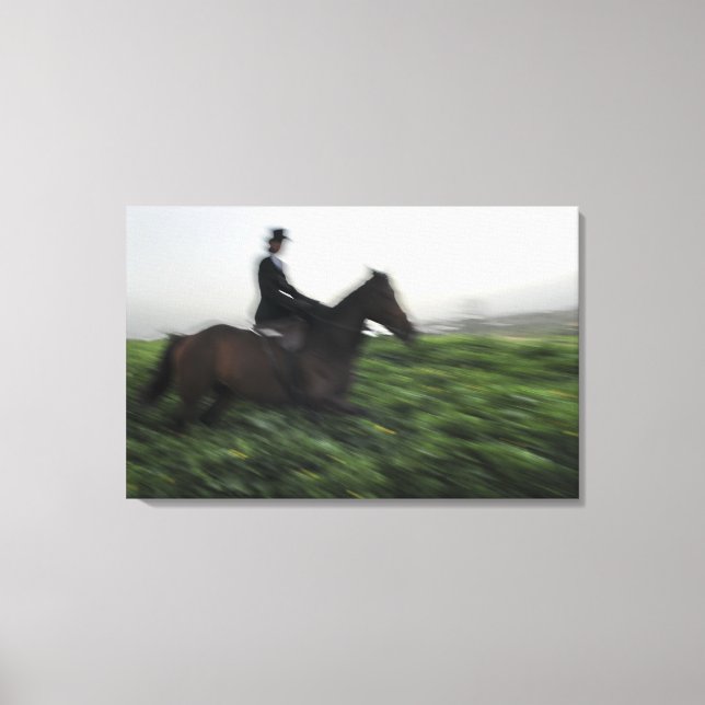 Lienzo Cabalgatas en campo verde. Herradura de una mujer (Anverso)