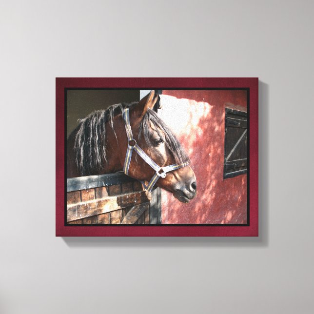 Lienzo Caballo de la Bahía de bonito en un establo ilumin (Anverso)