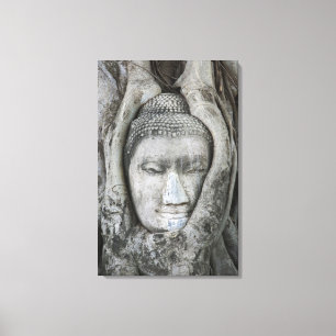 Lienzo Cabeza de Buda de arenisca rodeada de árbol