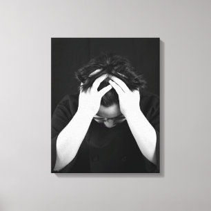 Lienzo Cabeza de joven blanco y negro en manos 16x20