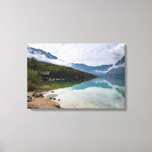 Lienzo Cabina junto al lago Bohinj en Eslovenia