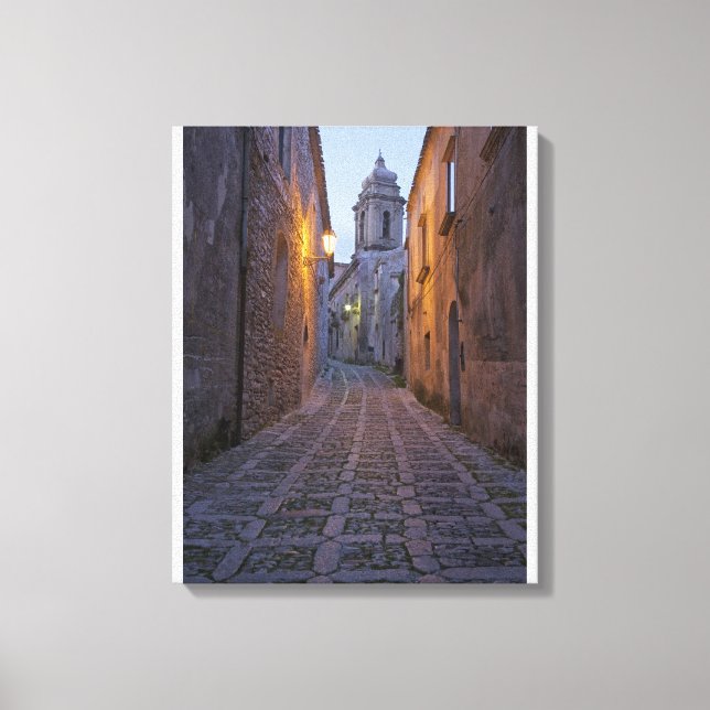Lienzo Calle empedrado del casco antiguo iluminado por la (Anverso)