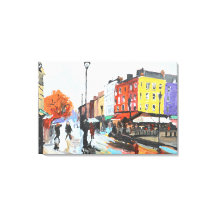 Calle expressionista de ciudad europea lluviosa
