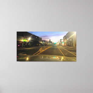 Lienzo Calle tranquila de un pequeño pueblo al atardecer