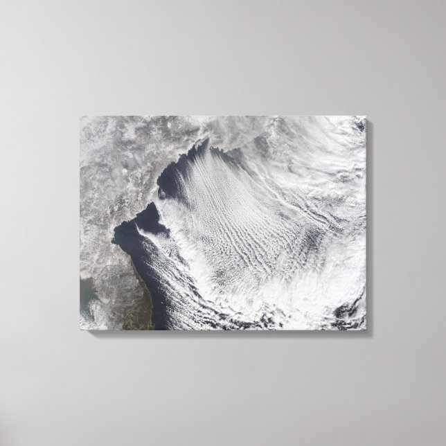 Lienzo Calles nubladas se forman sobre el mar de Japón (Anverso)