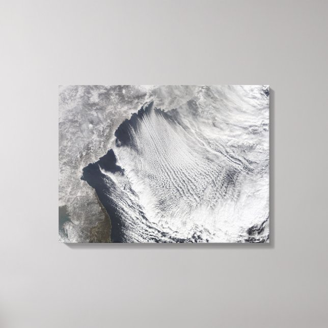 Lienzo Calles nubladas se forman sobre el mar de Japón (Anverso)