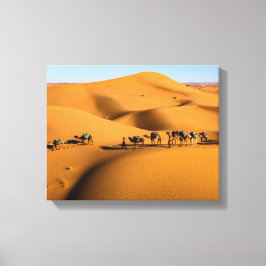 Lienzo camellos en el desierto bajo cielo azul