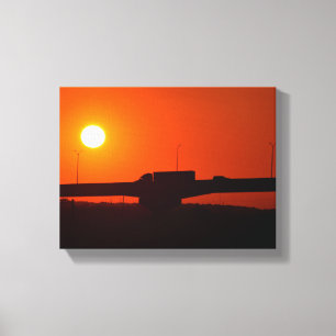 Lienzo Camión semi cruzando la puesta de sol del puente