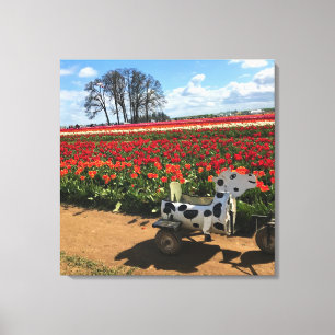 Lienzo Campo de tulipán con vaca de juguete, Oregón