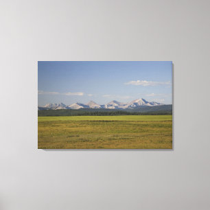 Lienzo Campos Verdes Y Colinas Rodeadas De Montañas