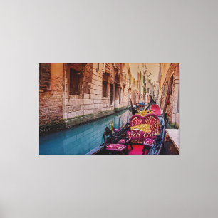 Lienzo Canal con gondola tradicional en Venecia, Italia