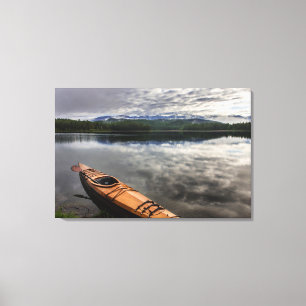 Lienzo Canoa de madera en la orilla del lago Beaver