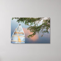 Canoa en el lago al atardecer, Canadá