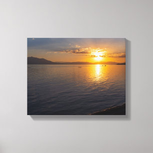 Lienzo capilla del lago y montañas a lo largo del horizon