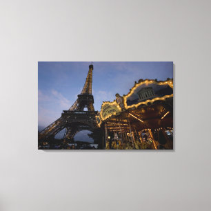Lienzo Carrusel junto a la Torre Eiffel por la noche,