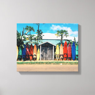 Lienzo casa azul y blanca rodeada de tablas de surf duri