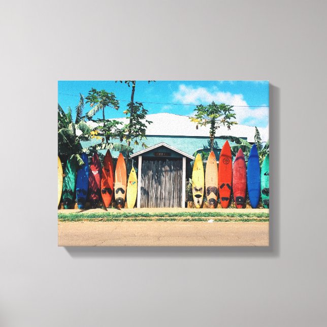Lienzo casa azul y blanca rodeada de tablas de surf duri (Anverso)
