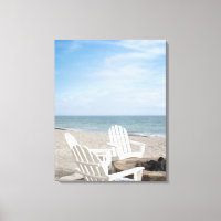 casa frente a la playa con tumbonas y