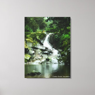 Lienzo Cascada de agua tranquila y exuberante verde paisa