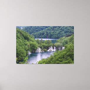 Lienzo Cascada de cascada con bosque verde en Croacia