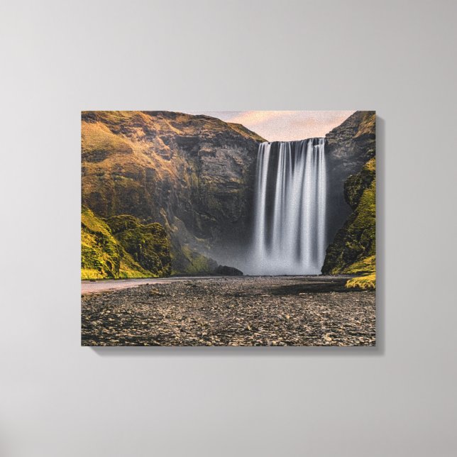 Lienzo Catarata Skogafoss en el amanecer matutino (Anverso)