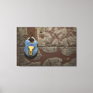 Lienzo Cerradura metalizado antigua en la pared de piedra