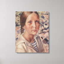 Chica en una playa de guijarros