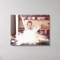 Chica gracioso en una cocina desordenada