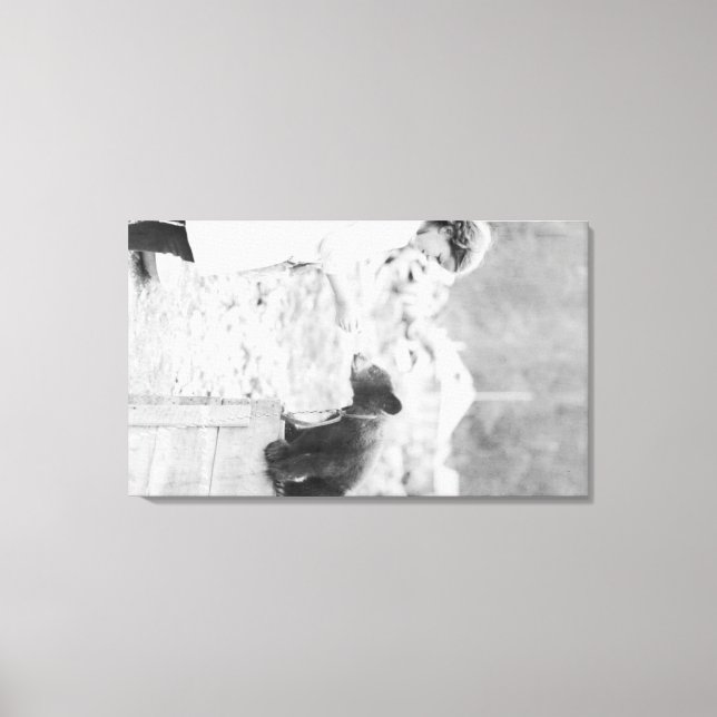 Lienzo Chica jugando con el cubo del oso en Seward 2 (Anverso)