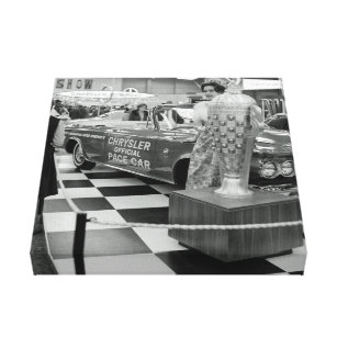 Lienzo Chicago Auto Show 1963 Chrysler Pace Car Woman