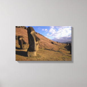 Lienzo Chile, Isla de Pascua. Hillside con Moai