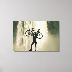 Lienzo Ciclista delante de la cascada