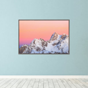 Lienzo Cielo de puesta de sol brillante y montañas nevada