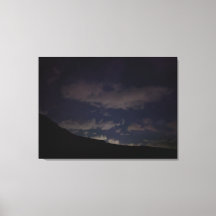 Cielo nocturno sin filtro con estrellas y nubes