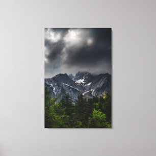 Lienzo Cielos tormentosos sobre montañas y bosques de pri