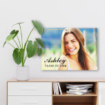 Lienzo Clase de Graduación de Foto Graduada 2023<br><div class="desc">Muestra una foto personalizada de tu graduado de secundaria o universitario con estilo con esta imagen de pintura envuelta en la pared. El diseño simple y mínimo incluye una foto del grad, acentuada con un texto de escritura moderno y elegante sobre el nombre del graduado y el año de clase....</div>