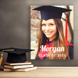 Lienzo Clase personalizada de la foto de graduación de 20<br><div class="desc">Diseño de lienzo envuelto en arte mural de graduación moderno y elegante presenta una foto de tu graduado con un nombre sencillo y una redacción de año de clase que se puede personalizar para tu graduación. Un bello acento para la fiesta de graduación, y un toque especial para mostrar en...</div>
