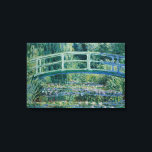 Lienzo Claude Monet - Nieves por el agua y puente japonés<br><div class="desc">Water Lilies y el Puente Japonés por Claude Monet, 1899. Claude Monet fue fundador de la pintura impresionista francesa, y el profesional más consistente y prolífico de la filosofía del movimiento de expresar las propias percepciones antes que la naturaleza, especialmente cuando se aplicaba a la pintura de paisaje al aire...</div>