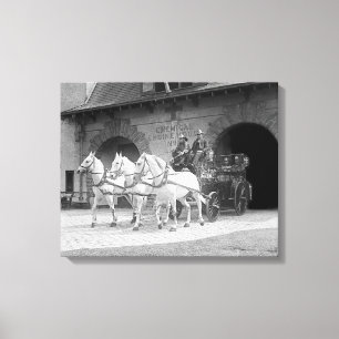 Lienzo Coche de bomberos traído por caballo, 1922